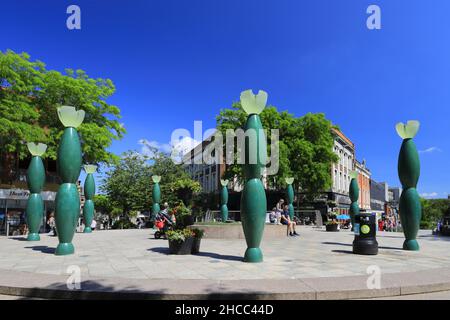 The Skittles sculptures, Warrington City Centre, Cheshire, Angleterre, Royaume-Uni Banque D'Images