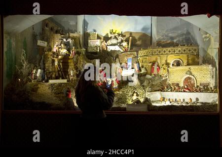 Naples, Italie.27th décembre 2021.Fille observe la scène de la nativité représentant le dernier souper, jugé par Pilate, la veronica - voyage à Calvaire, crucifixion - mort de Jésus, dans les bras de Maria SS, résurrection, mis en place pour les vacances de Noël à l'église de San Nicola alla Carità à Naples .Naples, Italie, 27 décembre 2021.(Photo par Vincenzo Izzo/Sipa USA) crédit: SIPA USA/Alay Live News Banque D'Images