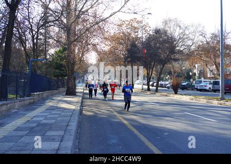 Ankara, Turquie.27th décembre 2021.« Ataturk Kosusu° course pour honorer l'arrivée d'Ataturk à Ankara, organisée par des citoyens bénévoles Banque D'Images