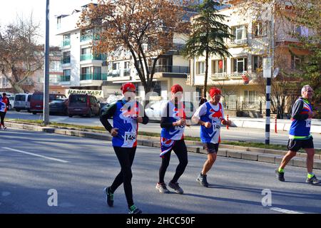 Ankara, Turquie.27th décembre 2021.« Ataturk Kosusu° course pour honorer l'arrivée d'Ataturk à Ankara, organisée par des citoyens bénévoles Banque D'Images
