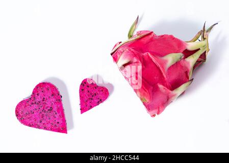 Vue de dessus d'un morceau de fruit pitahaya coupé en deux avec coeur en forme de coeur de pulpe Banque D'Images