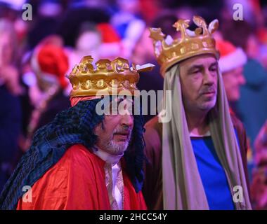 Alexandra Palace, Londres, Royaume-Uni.27th décembre 2021 ; Alexandra Palace, Londres, Angleterre : le William Hill World Darts Tournament ; troisième tour ; les fans apprécient le match Credit: Action plus Sports Images/Alamy Live News Banque D'Images