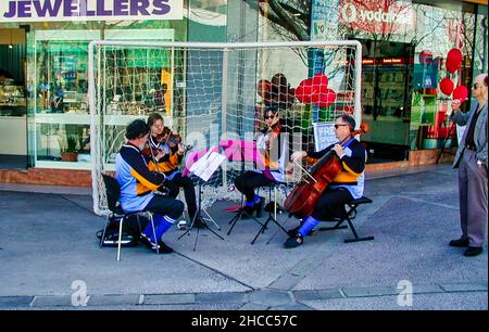 Les musiciens jouent dans un but de football devant un magasin de bijoux à Canberra, en Australie, pendant le tournoi de football olympique 2000 Banque D'Images