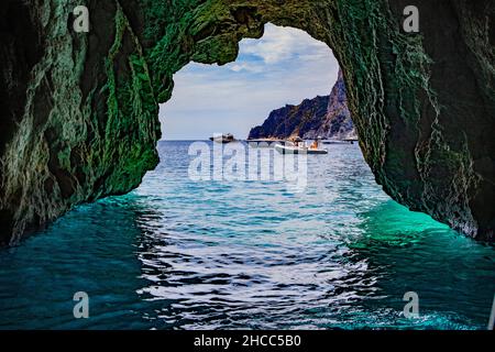 Belle photo d'une vue de l'intérieur d'une grotte sur la mer à Capri, en Italie Banque D'Images