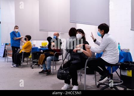 Le 22 décembre 2021, des infirmières administrent les vaccins Covid-19 dans un centre de vaccination de Barcelone, en Espagne.Suite à la propagation de l'Omicron Banque D'Images