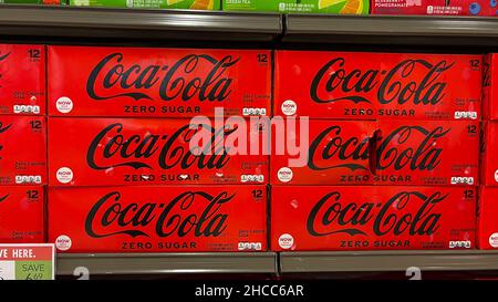 Orlando, FL USA-14 octobre 2021: Une exposition de Coca Cola Original et Zero Sugar Coca Cola cas dans un magasin Publix Grovery prêt pour les clients à pu Banque D'Images