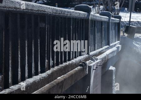 Vieux pont de ciment sur la rivière Banque D'Images