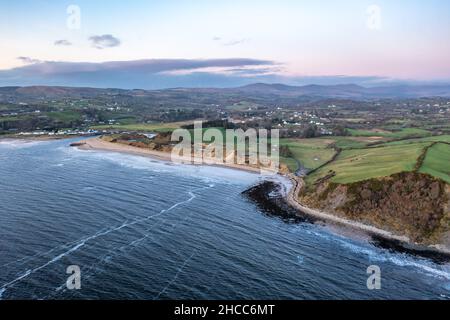 Vue aérienne d'Inver à Mountcharles dans le comté de Donegal - Irlande Banque D'Images