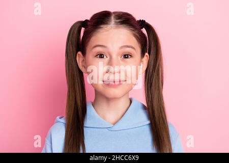 Photo portrait de jolie fille souriante avec queues coiffure isolé sur fond rose pastel Banque D'Images