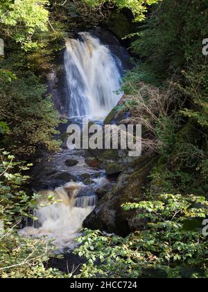 Chutes de neige sur la rivière Doe, Ingleton. Banque D'Images