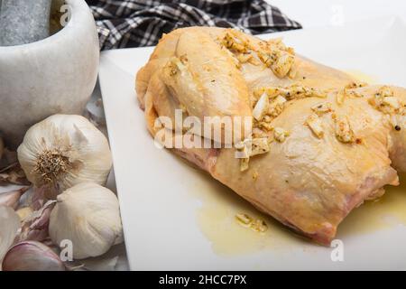 morceaux de poulet de gamme libre en préparation pour manger Banque D'Images