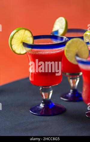 Cocktail de margarita d'aquarelle avec des tranches de citron vert, encore vie de verres de style mexicain. Banque D'Images