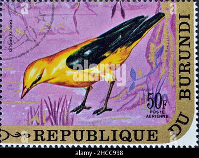 Timbre-poste annulé imprimé par le Burundi, qui montre l'oriole d'or eurasien (Oriolus oriolus), vers 1971. Banque D'Images