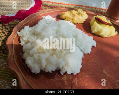 traditionnel bengali maison thali cuit ou plateau servi sur une assiette en argile. riz bouilli, lentilles et pomme de terre. authentique culture locale bengali indienne Banque D'Images