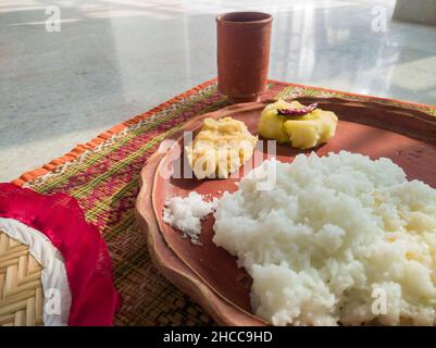 traditionnel bengali maison thali cuit ou plateau servi sur une assiette en argile. riz bouilli, lentilles et pomme de terre. authentique culture locale bengali indienne Banque D'Images