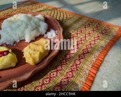 traditionnel bengali maison thali cuit ou plateau servi sur une assiette en argile. riz bouilli, lentilles et pomme de terre. authentique culture locale bengali indienne Banque D'Images