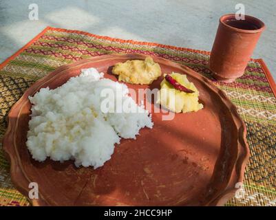 traditionnel bengali maison thali cuit ou plateau servi sur une assiette en argile. riz bouilli, lentilles et pomme de terre. authentique culture locale bengali indienne Banque D'Images