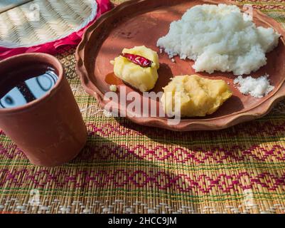 traditionnel bengali maison thali cuit ou plateau servi sur une assiette en argile. riz bouilli, lentilles et pomme de terre. authentique culture locale bengali indienne Banque D'Images