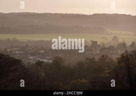 Les collines boisées du Somerset Nord s'élèvent de la vallée de l'Avon derrière Sea Mills, une banlieue de Bristol, vue du domaine du château de Blaise. Banque D'Images