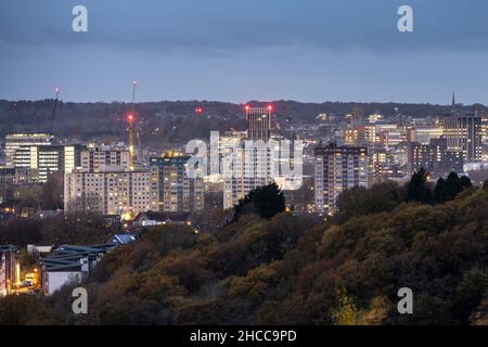 L'horizon du centre-ville de Bristol est éclairé au crépuscule, vu de la colline de Trooper. Banque D'Images