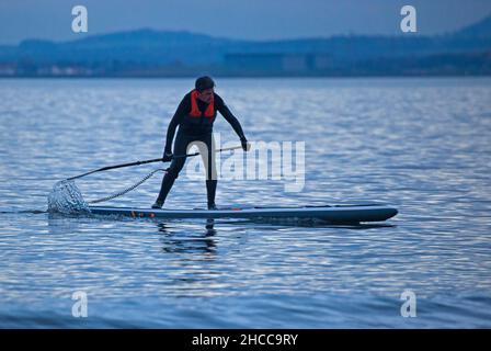 Portobello, Édimbourg, Écosse, Royaume-Uni.27 décembre 2021.Nuageux en fin d'après-midi avec une température de 5 degrés centigrade pour ce boarder mâle de paddle Sébastien un français originaire de Marseille dans le sud de la France, prenant l'exercice sur le Firth of Forth.Crédit : Archwhite. Banque D'Images