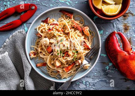 Délicieuses pâtes crémeuses de homard au citron et au thym. Banque D'Images