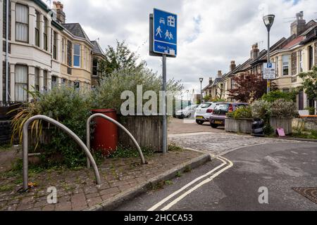 Les plantes, les casiers à vélos et les surfaces pavées se caractérisent par un système de calmante de la circulation « Home zone » dans une rue résidentielle de Southville, Bristol. Banque D'Images