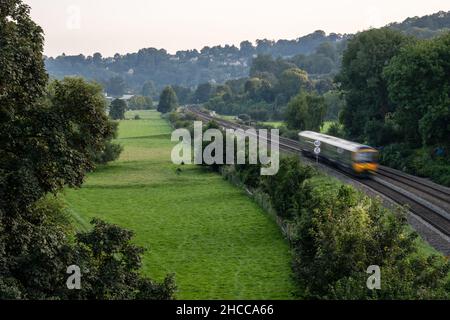 Un train de voyageurs GWR traverse la vallée de l'Avon à Freshford près de Bath. Banque D'Images