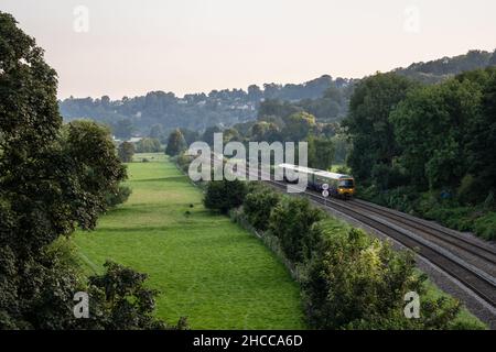Un train de voyageurs GWR traverse la vallée de l'Avon à Freshford près de Bath. Banque D'Images