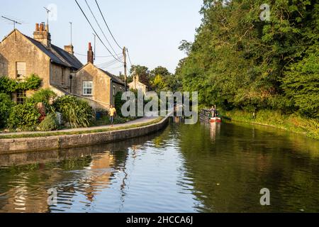 Des bateaux étroits traditionnels passent devant des cottages à Avoncliff sur le canal Kennet et Avon. Banque D'Images