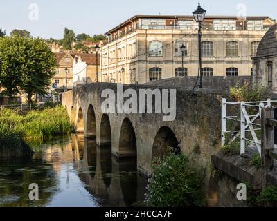 Un pont d'arche traditionnel en pierre traverse la rivière Avon dans la ville de Bradford-on-Avon, dans le Wiltshire. Banque D'Images