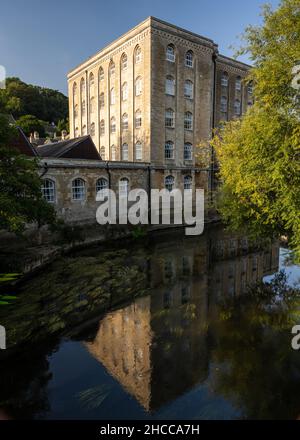 L'abbaye victorienne Mill, aujourd'hui un immeuble d'appartements, sur la rivière Avon à Bradford-on-Avon dans le Wiltshire. Banque D'Images