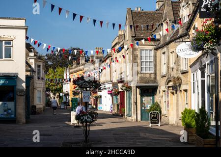 Les boutiques sont décorées de banderoles et de paniers de fleurs sur la traditionnelle High Street de Corsham dans le Wiltshire. Banque D'Images