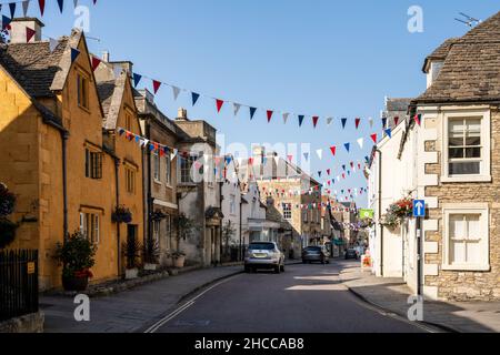 Les boutiques et les maisons sont décorées de banderoles et de paniers de fleurs sur la traditionnelle High Street de Corsham dans le Wiltshire. Banque D'Images