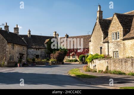 Cotswold anglais traditionnel avec des maisons d'escalade dans le village de Biddestone dans les collines de Cotswold en Angleterre. Banque D'Images