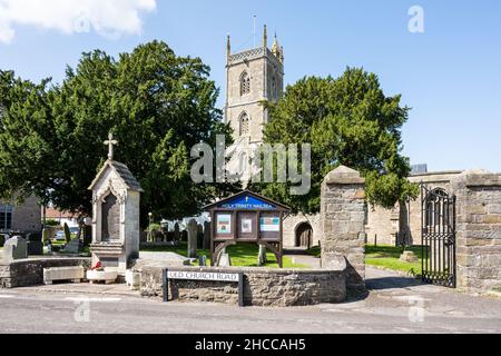 Le soleil brille sur l'église de la Sainte Trinité à Nailsea, Somerset. Banque D'Images