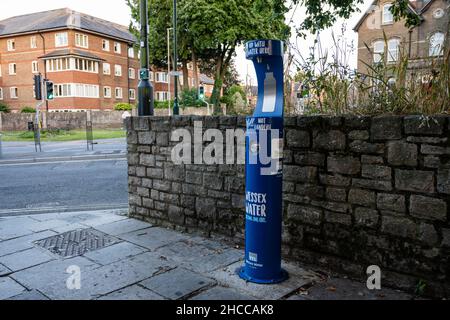 Une fontaine d'eau moderne Wessex Water pour le remplissage des bouteilles réutilisables se trouve sur South Street à Dorchester, Dorset. Banque D'Images