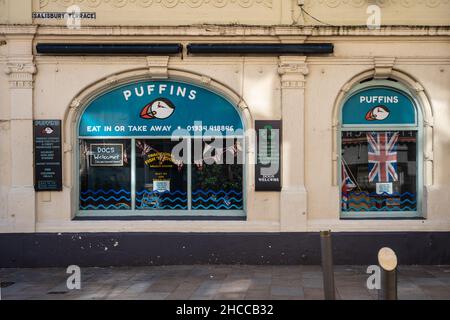 Un magasin traditionnel de poissons et de copeaux sur le front de mer de Weston-Super-Mare dans le Somerset. Banque D'Images