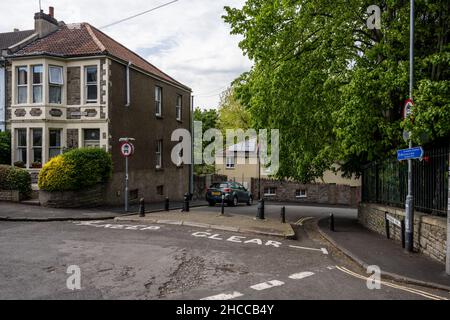 Un « filtre modal » empêche les automobilistes d'utiliser une rue résidentielle étroite comme itinéraire de passage dans un quartier à faible circulation de Bristol. Banque D'Images