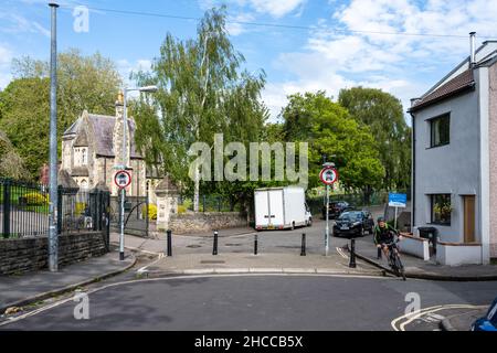 Un « filtre modal » empêche les automobilistes d'utiliser une rue résidentielle étroite comme itinéraire de passage dans un quartier à faible circulation de Bristol. Banque D'Images