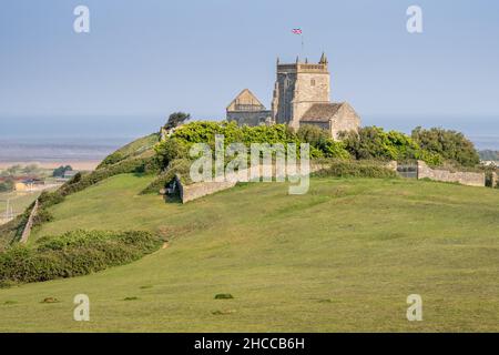 Les ruines de la vieille église Saint-Nicolas en montée se dressent sur une colline surplombant le canal de Bristol dans le Somerset. Banque D'Images