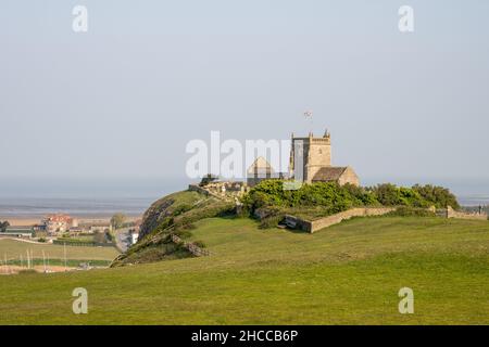 Les ruines de la vieille église Saint-Nicolas en montée se dressent sur une colline surplombant le canal de Bristol dans le Somerset. Banque D'Images