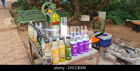 Mahabaleshwar, Maharashtra, Inde, décembre 20 2021 : vendeur de jus à Elphinstone point, Mahabaleshwar, vendant du jus de lime et d'autres boissons avec de l'eau Banque D'Images