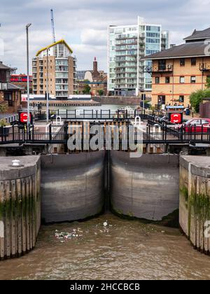 L'écluse moderne se trouve sur la Tamise, à l'entrée du bassin de Limehouse et du canal Regent's dans l'est de Londres. Banque D'Images