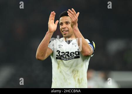 DERBY, GBR.DÉC 27th Curtis Davies, du comté de Derby, célèbre la victoire lors du match de championnat Sky Bet entre le comté de Derby et l'Albion de West Bromwich au Pride Park, Derby, le lundi 27th décembre 2021.(Credit: Jon Hobley | MI News) Credit: MI News & Sport /Alay Live News Banque D'Images