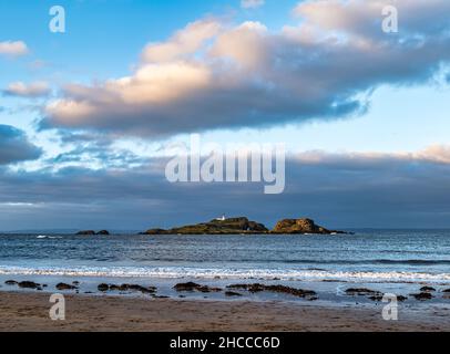 Fidra Island et phare vus au crépuscule depuis la plage de Yellowcraig, Firth of Forth, Écosse, Royaume-Uni Banque D'Images