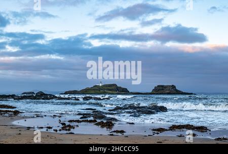 Fidra Island et phare vus au crépuscule depuis la plage de Yellowcraig, Firth of Forth, Écosse, Royaume-Uni Banque D'Images