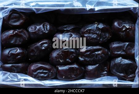 Photographie d'une boîte de dattes de mazafati organique frais pour le fond de la nourriture Banque D'Images