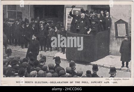 ''élection de West Herts.- Déclaration du scrutin, le 24th janvier 1906': La foule s'est rassemblée devant un pub à Watford pour entendre les résultats de l'élection générale.Le candidat libéral Nathaniel Micklem a battu le candidat du Parti conservateur Frederick Halsey Banque D'Images