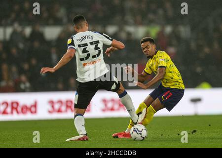 Curtis Davies #33 de Derby County fouls Grady Diangana #11 de West Bromwich Albion Banque D'Images